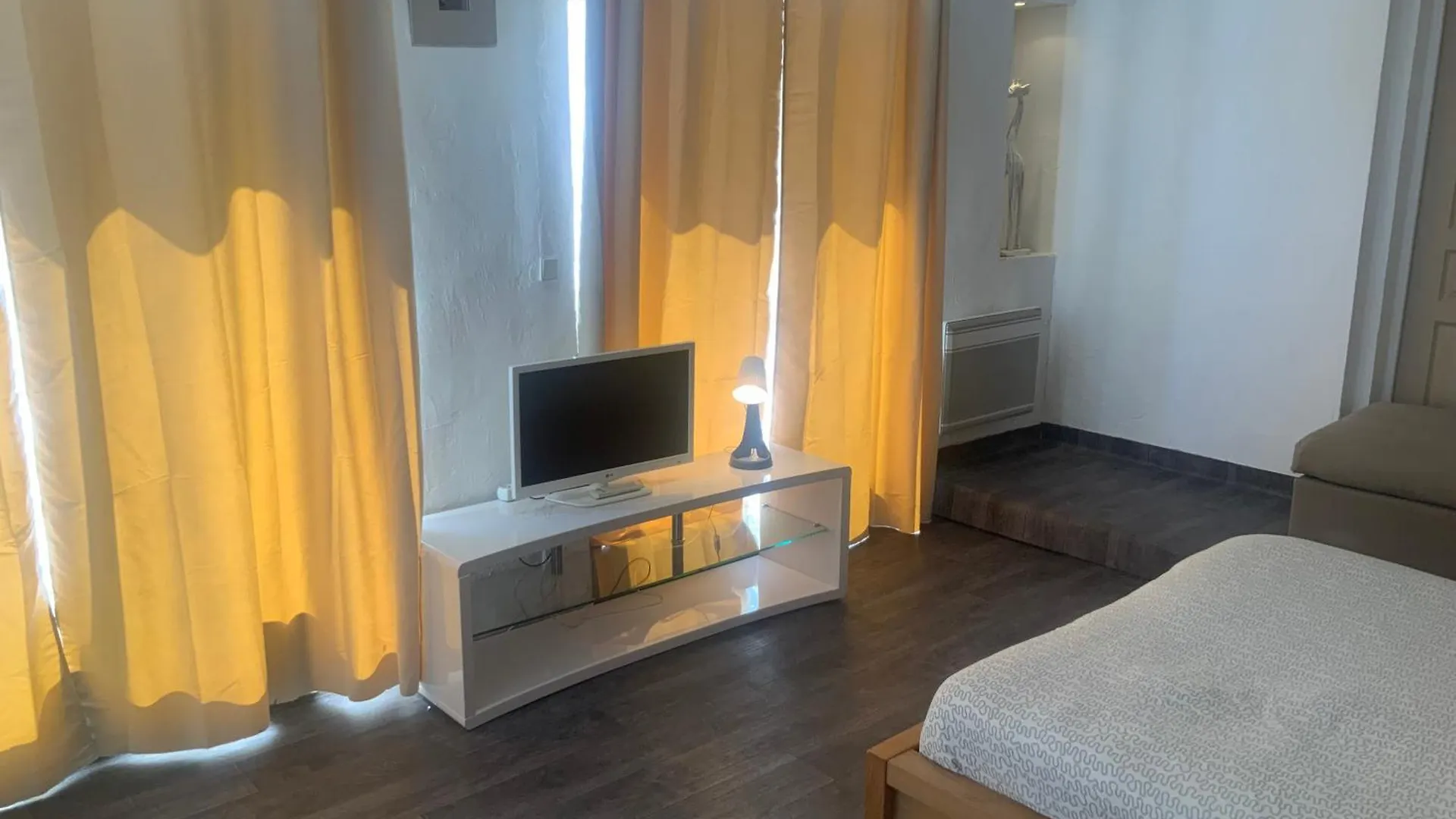 Appartement Pour 4 face à la piscine à Marseille France